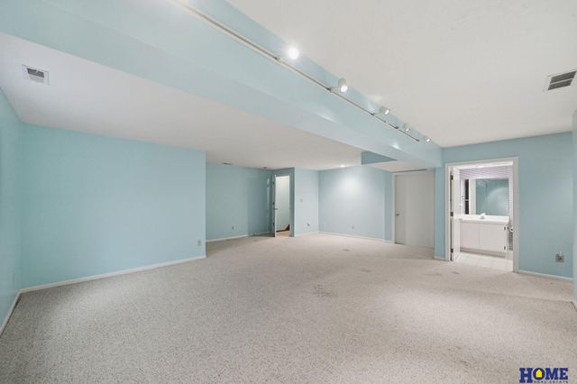 6940 Summerset Circle, Lincoln, NE 68516