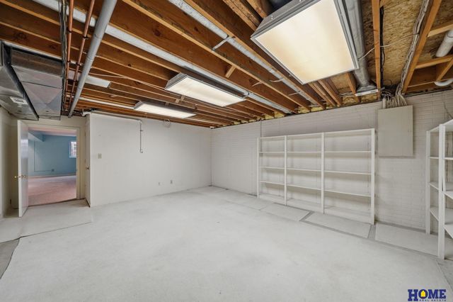 6940 Summerset Circle, Lincoln, NE 68516
