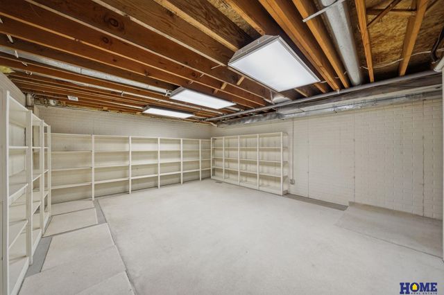 6940 Summerset Circle, Lincoln, NE 68516