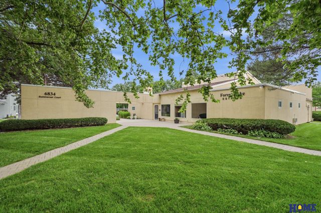6940 Summerset Circle, Lincoln, NE 68516