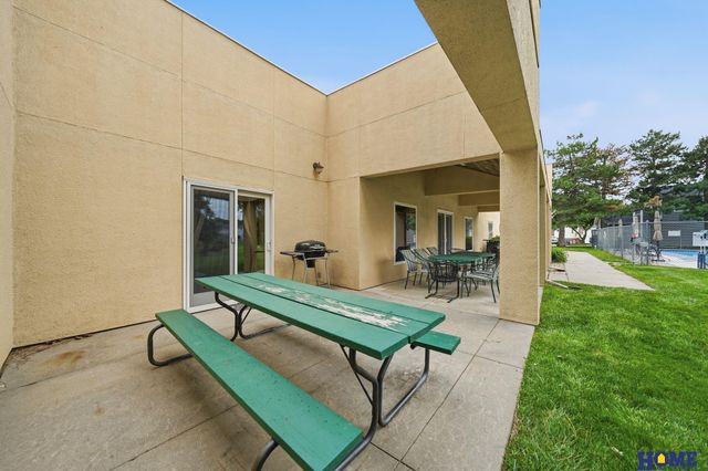 6940 Summerset Circle, Lincoln, NE 68516