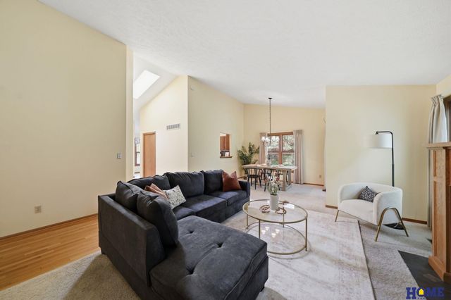 6940 Summerset Circle, Lincoln, NE 68516