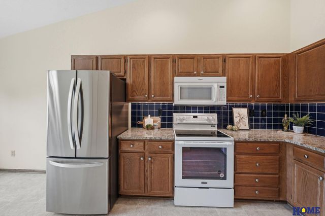 6940 Summerset Circle, Lincoln, NE 68516