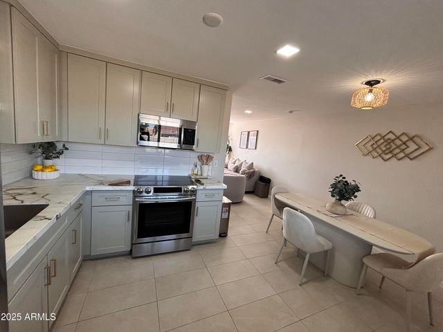 402 W DARROW Street, Phoenix, AZ 85041