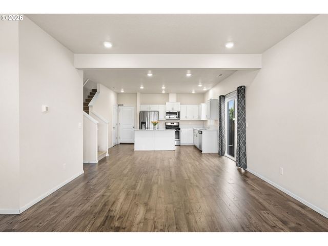 2283 LIVESAY Ln, Woodburn, OR 97071