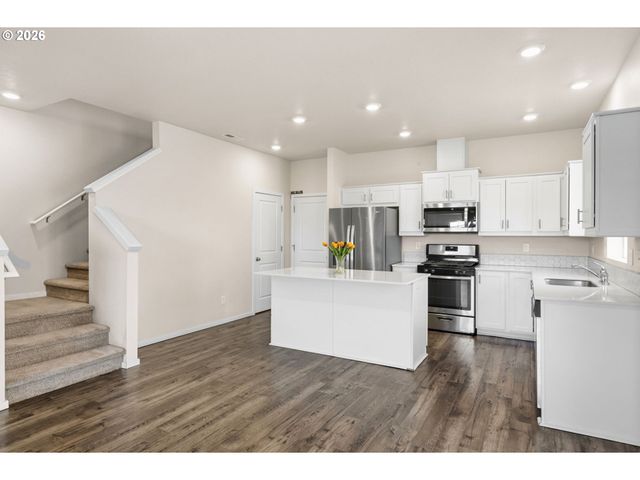 2283 LIVESAY Ln, Woodburn, OR 97071