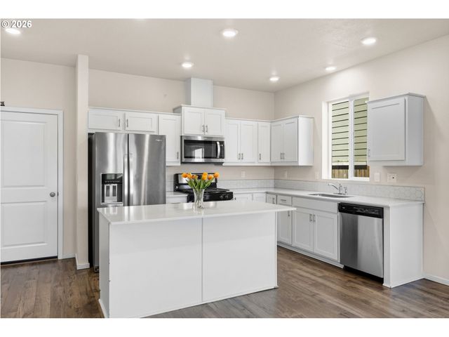 2283 LIVESAY Ln, Woodburn, OR 97071