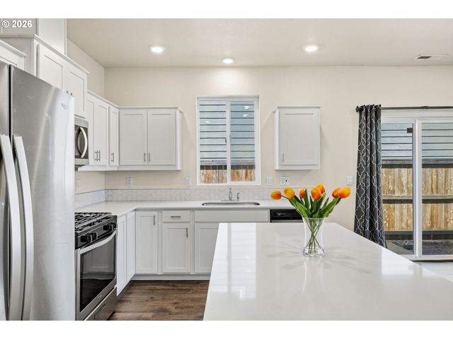 2283 LIVESAY Ln, Woodburn, OR 97071