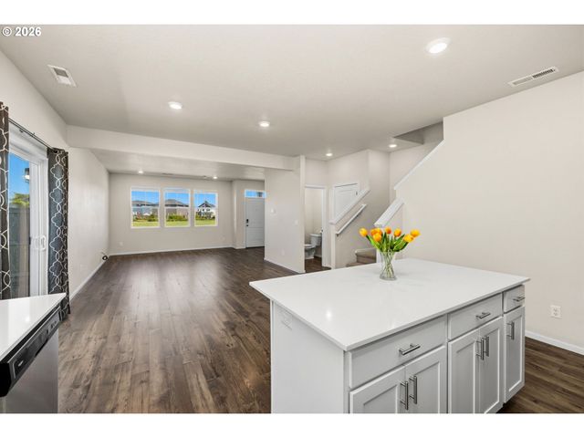 2283 LIVESAY Ln, Woodburn, OR 97071