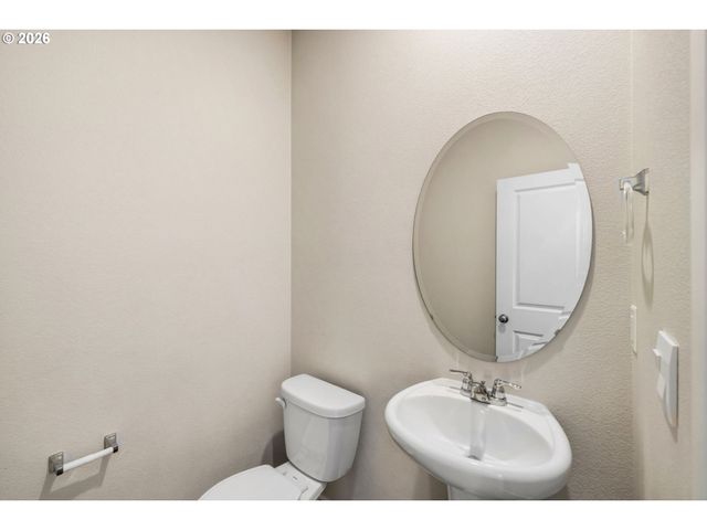 2283 LIVESAY Ln, Woodburn, OR 97071