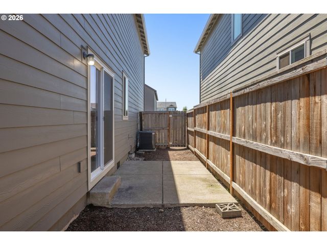 2283 LIVESAY Ln, Woodburn, OR 97071