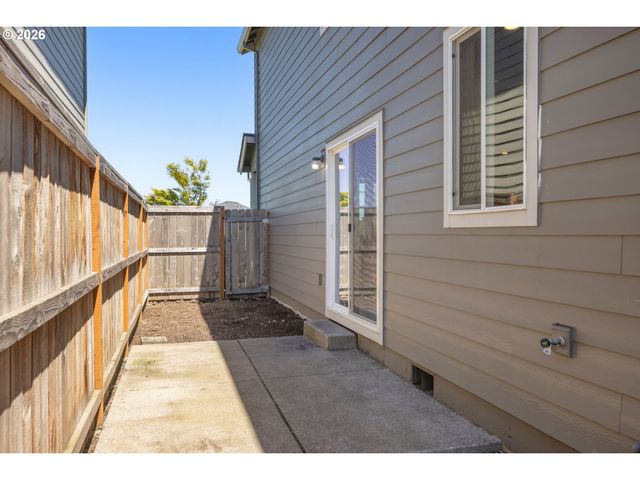 2283 LIVESAY Ln, Woodburn, OR 97071