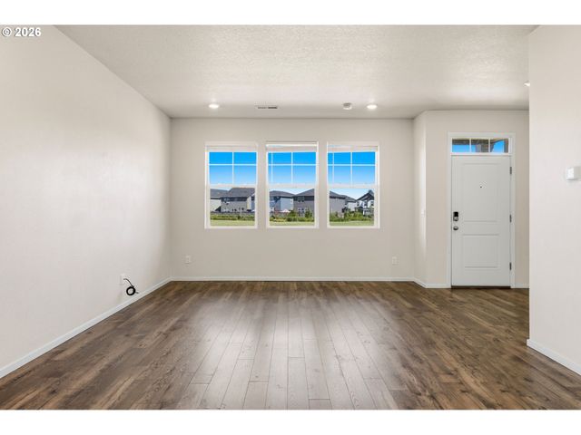 2283 LIVESAY Ln, Woodburn, OR 97071
