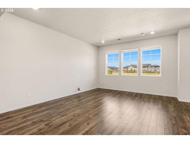2283 LIVESAY Ln, Woodburn, OR 97071