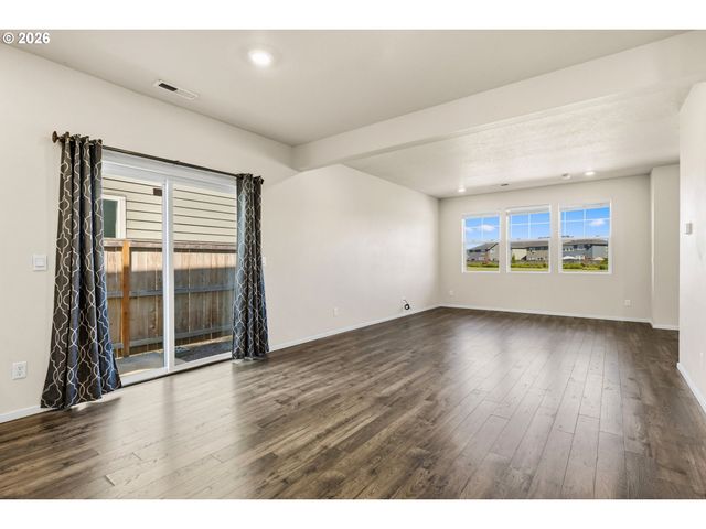 2283 LIVESAY Ln, Woodburn, OR 97071