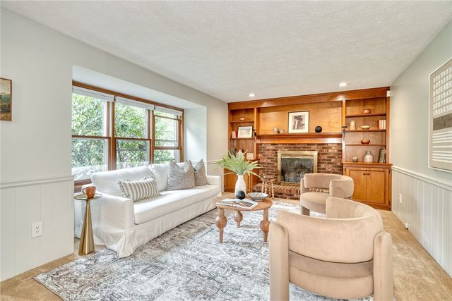 6 Hunters Pointe, Pittsford, NY 14534