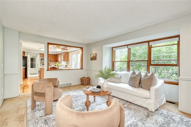 6 Hunters Pointe, Pittsford, NY 14534