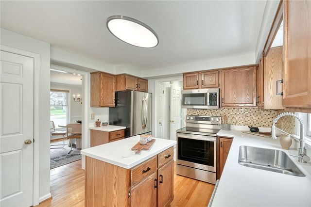 6 Hunters Pointe, Pittsford, NY 14534