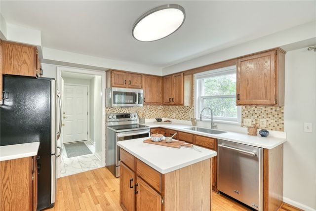 6 Hunters Pointe, Pittsford, NY 14534