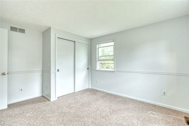 6 Hunters Pointe, Pittsford, NY 14534