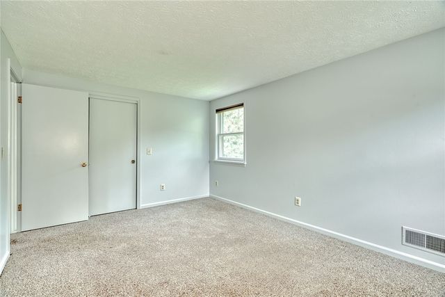 6 Hunters Pointe, Pittsford, NY 14534