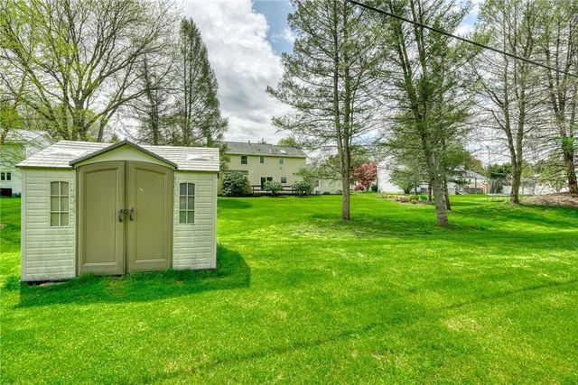6 Hunters Pointe, Pittsford, NY 14534