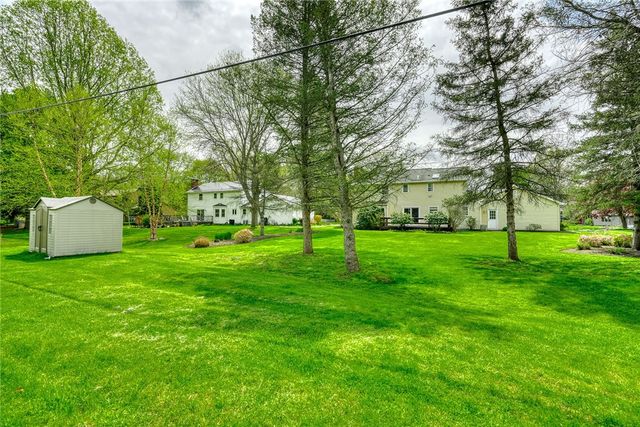 6 Hunters Pointe, Pittsford, NY 14534
