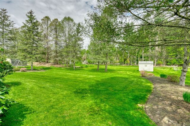 6 Hunters Pointe, Pittsford, NY 14534