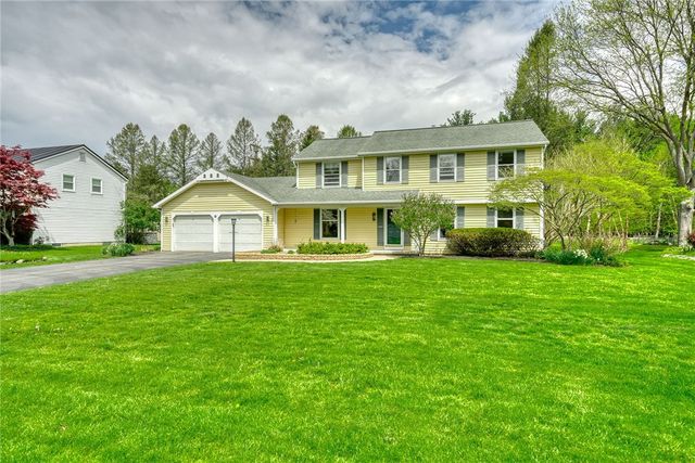 6 Hunters Pointe, Pittsford, NY 14534