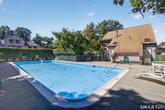 10 Pineview Drive D, Branford, CT 06405