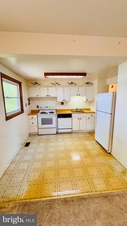 Image 10 of property listing at 708 UNIONTOWN RD, Westminster, MD 21158