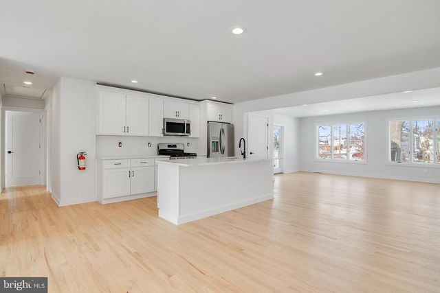 4 SEYMOUR TER, Piscataway, NJ 08854