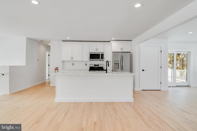 4 SEYMOUR TER, Piscataway, NJ 08854