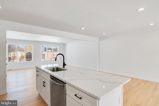 4 SEYMOUR TER, Piscataway, NJ 08854