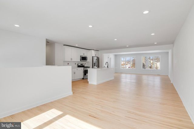 4 SEYMOUR TER, Piscataway, NJ 08854