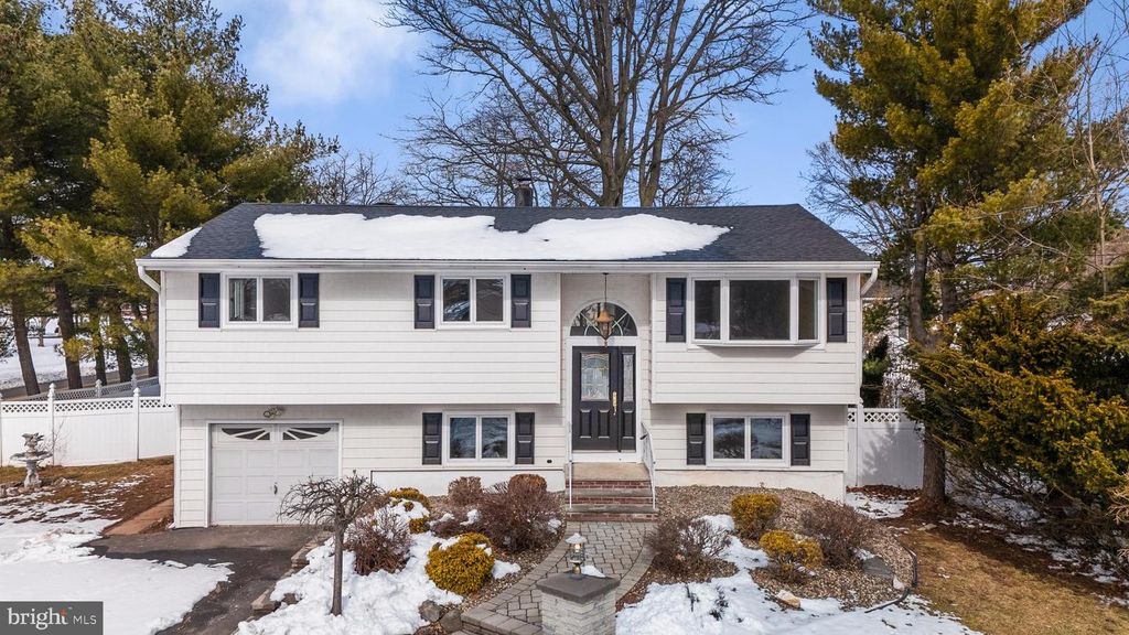 4 SEYMOUR TER, Piscataway, NJ 08854