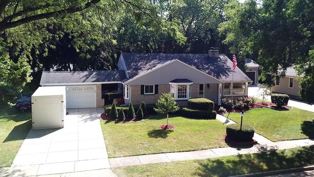 1037 Windsor DRIVE, Waukesha, WI 53186
