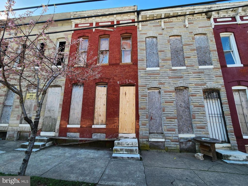 Image 2 of property listing at 2527 E OLIVER ST, Baltimore, MD 21213