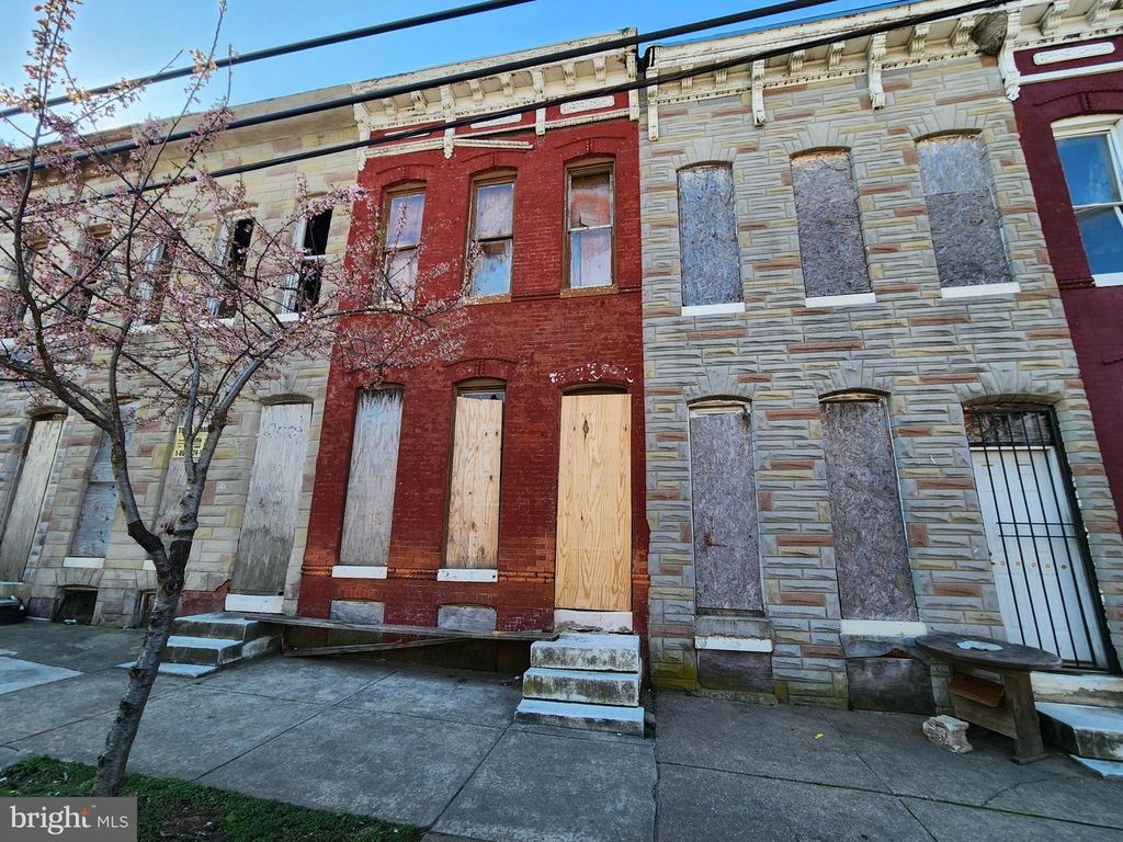 Image 3 of property listing at 2527 E OLIVER ST, Baltimore, MD 21213