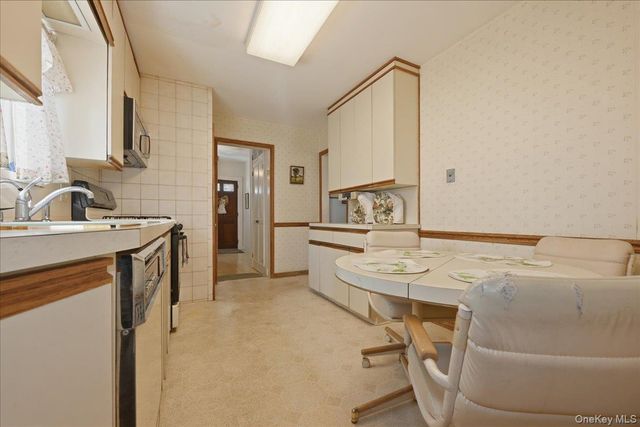 25 Raymond Street, Rockville Centre, NY 11570