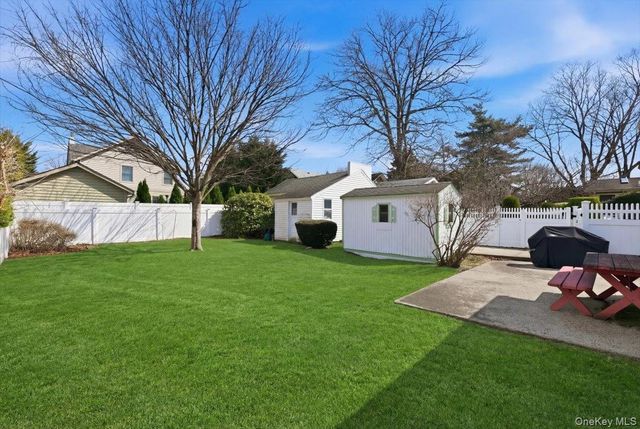 25 Raymond Street, Rockville Centre, NY 11570