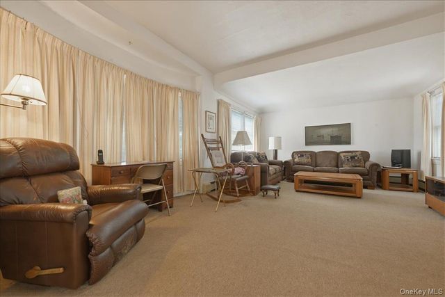 25 Raymond Street, Rockville Centre, NY 11570