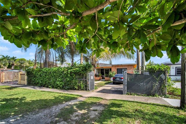 851 SW 1st St, Florida City, FL 33034