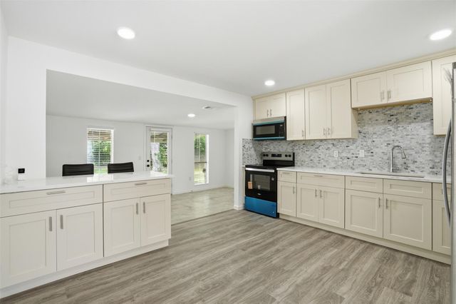 302 Glenmore Dr, Pasadena, TX 77503
