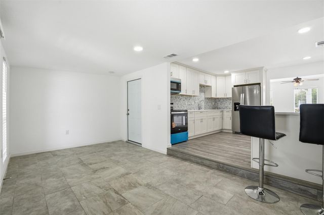 302 Glenmore Dr, Pasadena, TX 77503