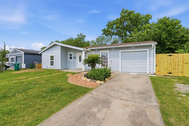 302 Glenmore Dr, Pasadena, TX 77503