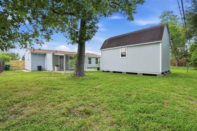 302 Glenmore Dr, Pasadena, TX 77503