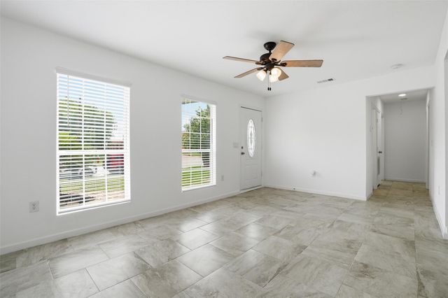 302 Glenmore Dr, Pasadena, TX 77503
