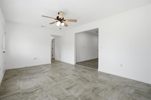 302 Glenmore Dr, Pasadena, TX 77503