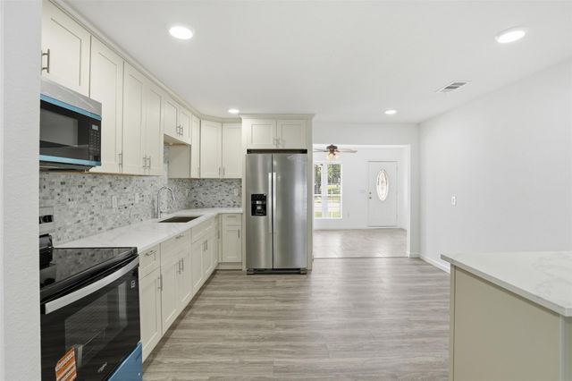 302 Glenmore Dr, Pasadena, TX 77503